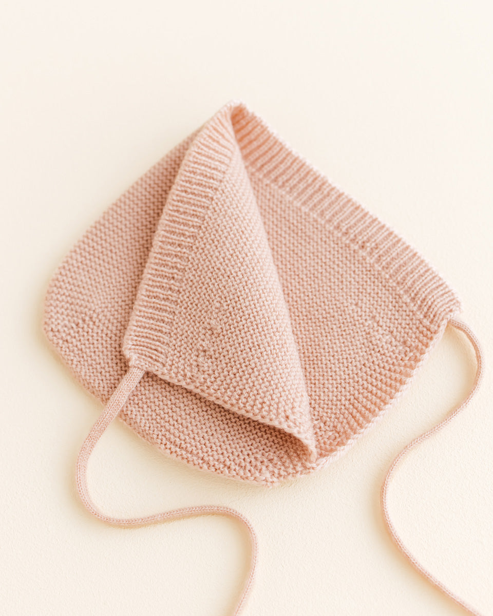 Hvid Babymütze Dolly in Apricot, Bonnet-Schnitt mit Bindebändchen