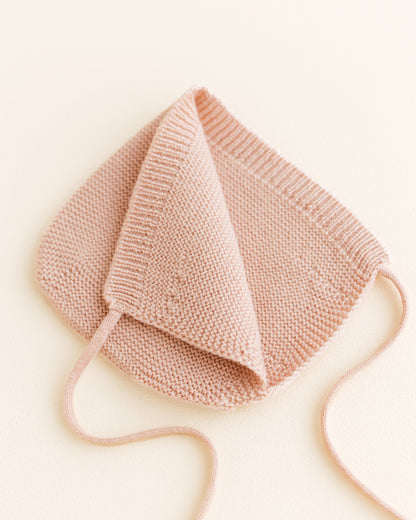 Hvid Babymütze Dolly in Apricot, Bonnet-Schnitt mit Bindebändchen
