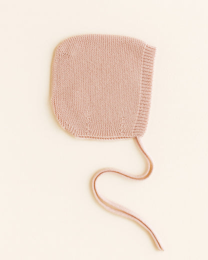 Hvid Babymütze Dolly in Apricot, nahtlos gestrickt aus Bio Merinowolle