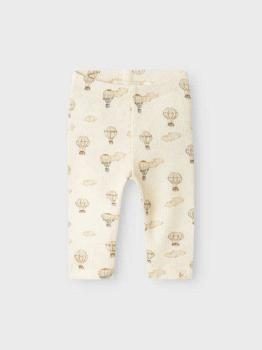 Lil' Atelier Babyhose mit Heissluftballon-Muster aus Rippstoff – erhältlich bei Bärechind Winterthur.