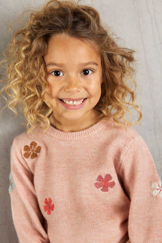 Kind trägt rosa MINYMO Pullover mit Blumenmotiv – erhältlich bei Bärechind in Winterthur, Zürich Schweiz.

