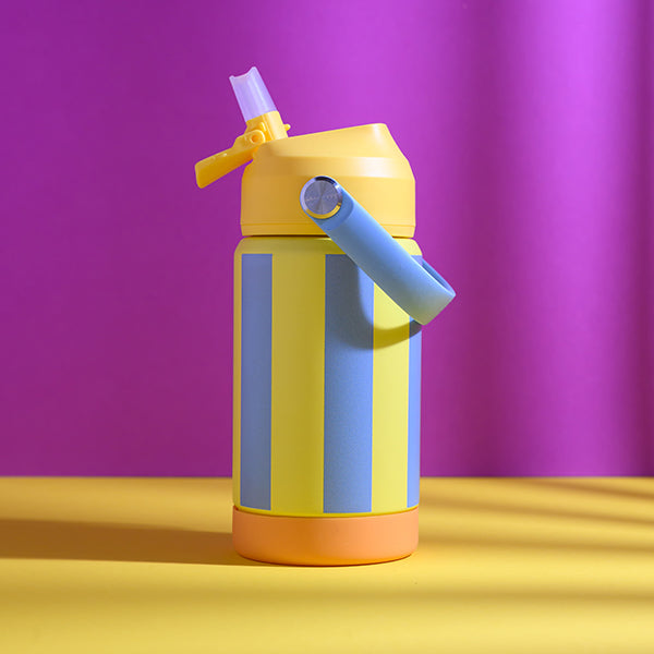 Isolierte Kinder Trinkflasche Streifen Gelb Hellblau Ava&Yves im Bärechind Winterthur Zürich Schweiz.