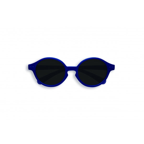 Nachhaltige IZIPIZI Baby Sonnenbrille in Blau für 3-5 Jahre mit 100 % UV-Schutz, erhältlich im Bärechind in Winterthur, Zürich – dein Kinderladen für bewusste Familien