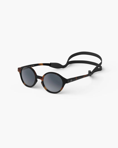 Nachhaltige IZIPIZI Baby Sonnenbrille in Tortoise, Frontansicht – für 0–9 Monate mit UV-Schutz, erhältlich bei Bärechind Winterthur, Zürich