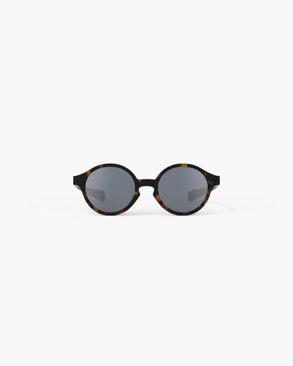 IZIPIZI Baby Sonnenbrille in Tortoise – Seitenansicht für 0–9 Monate, nachhaltig und bequem, Bärechind Winterthur
