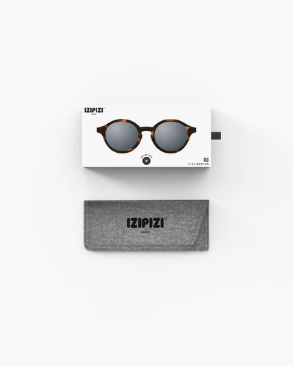 Verpackung der IZIPIZI Baby Sonnenbrille Tortoise – nachhaltiges Kinderprodukt mit UV-Schutz, erhältlich bei Bärechind in Zürich