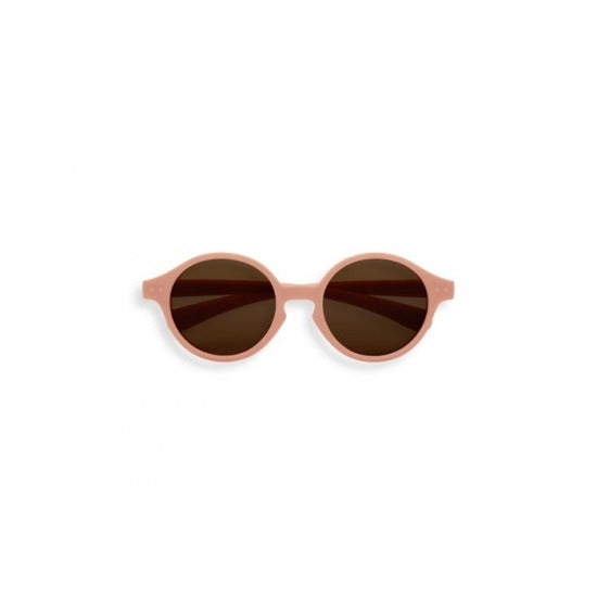 Nachhaltige IZIPIZI Kids Sonnenbrille in Apricot für Kinder von 3–5 Jahren mit 100 % UV-Schutz – erhältlich im Bärechind Kinderladen in Winterthur, Zürich