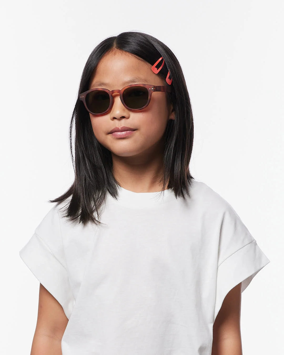 Kind trägt die IZIPIZI Kindersonnenbrille in Havane