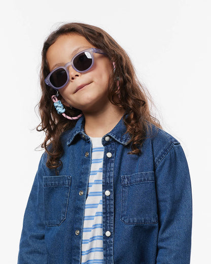 Kind trägt die IZIPIZI Kindersonnenbrille in Lavender