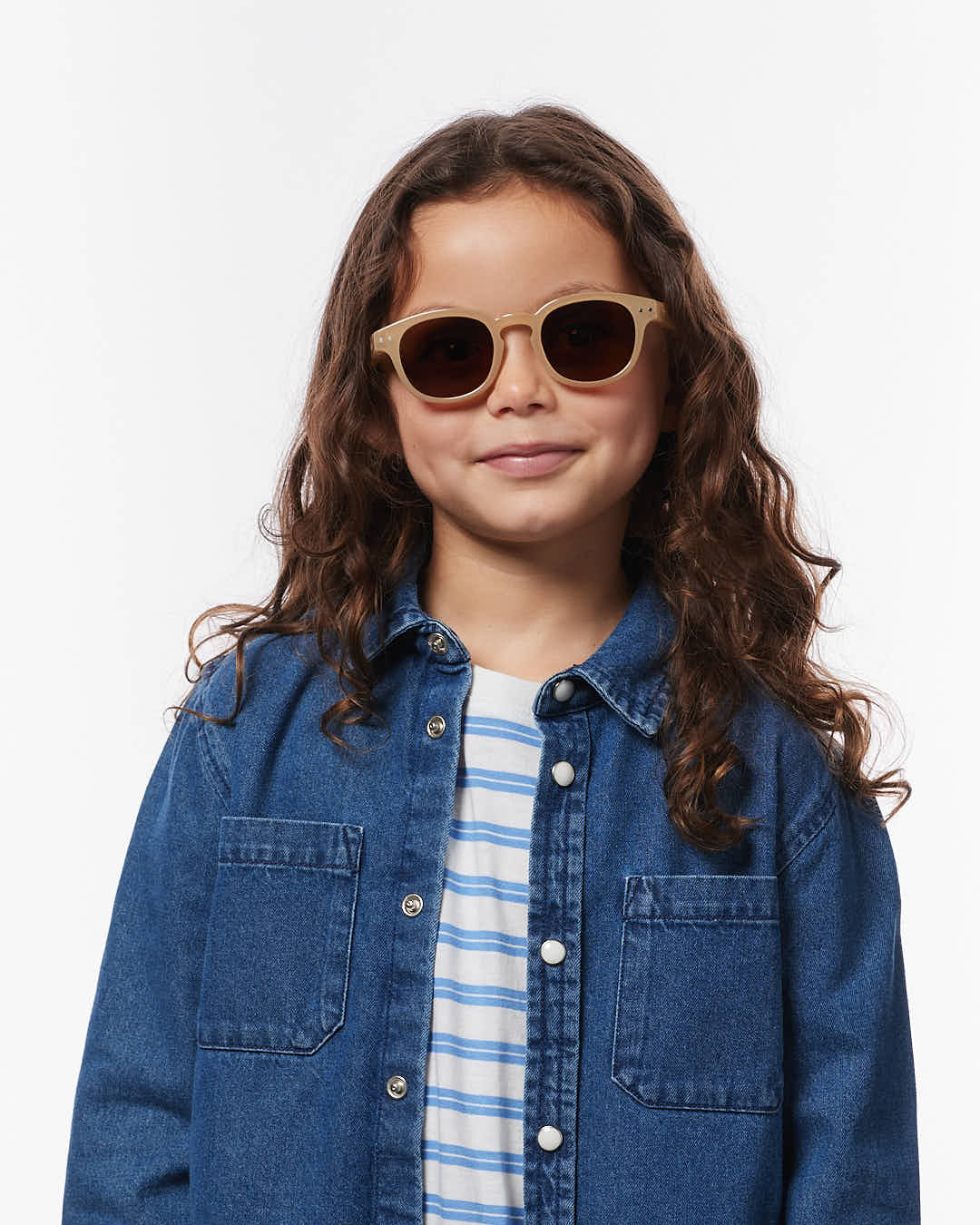 Kind trägt die IZIPIZI Kindersonnenbrille in Macchiato