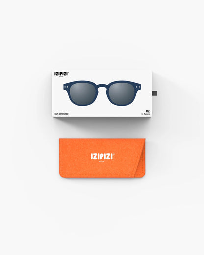 Detailansicht der IZIPIZI Kindersonnenbrille in Navy Blue