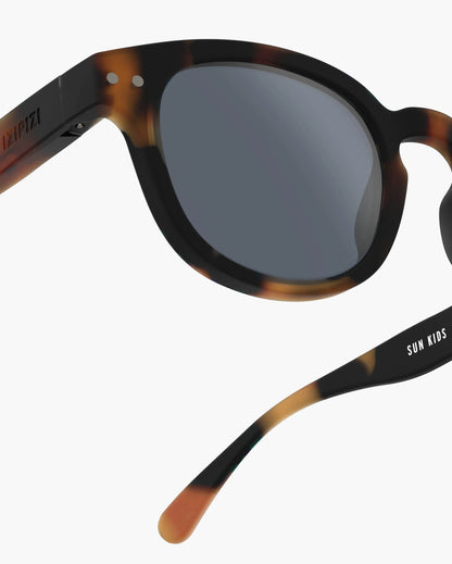 Kindersonnenbrille in Tortoise mit ergonomischem Gestell, Seitenansicht