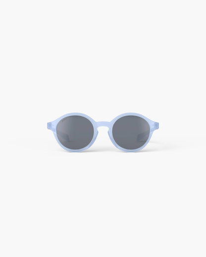 Kindersonnenbrille von Izipizi mit flexiblen, bequemen Bügeln und 100 % UV-Schutz (Kategorie 3) – schützt zuverlässig vor Blendung und UV-Strahlen.