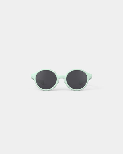 Kindersonnenbrille von Izipizi mit flexiblen, bequemen Bügeln und 100 % UV-Schutz (Kategorie 3) – schützt zuverlässig vor Blendung und UV-Strahlen.