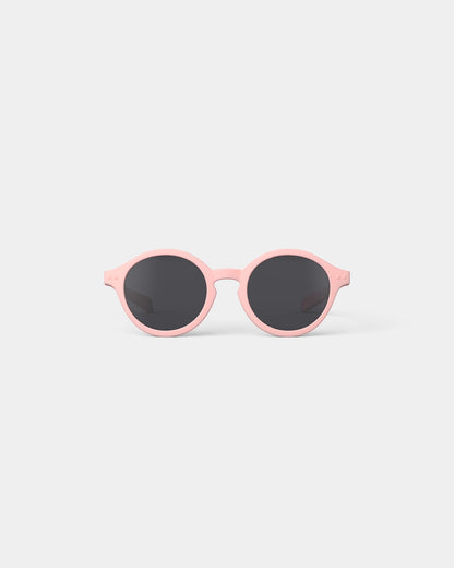 Kindersonnenbrille von Izipizi mit flexiblen, bequemen Bügeln und 100 % UV-Schutz (Kategorie 3) – schützt zuverlässig vor Blendung und UV-Strahlen.