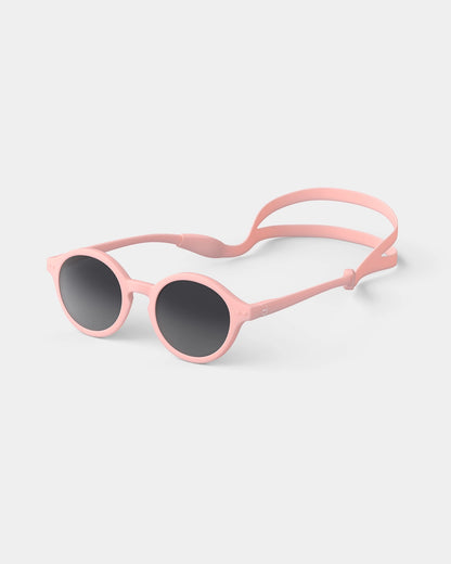 Kindersonnenbrille von Izipizi mit flexiblen, bequemen Bügeln und 100 % UV-Schutz (Kategorie 3) – schützt zuverlässig vor Blendung und UV-Strahlen.