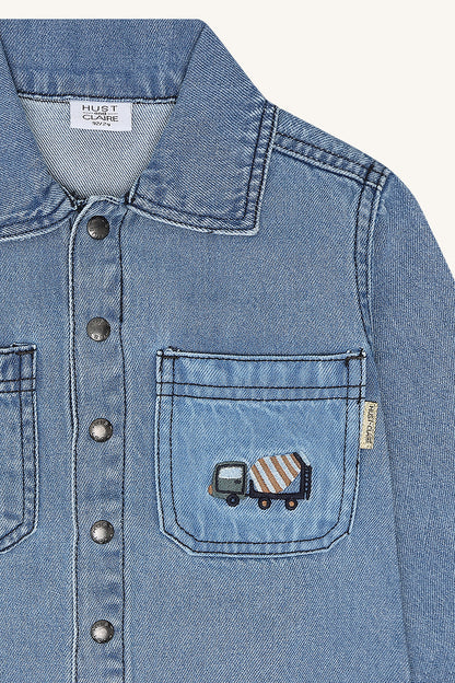 Detailaufnahme der Betonmischer-Stickerei auf dem Produktfoto des Jeanshemds Jack bei Bärechind