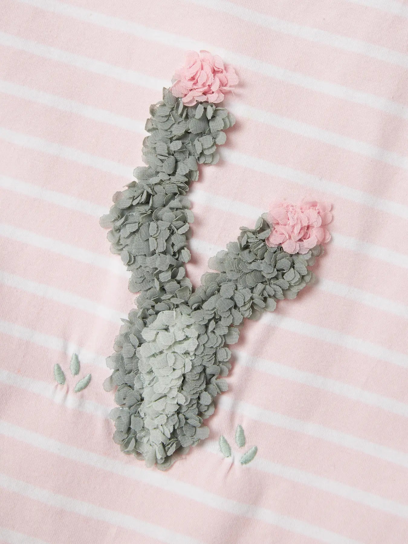 Detailansicht: Kaktus-Stickerei mit 3D-Blüte auf rosa gestreiftem Kinder T-Shirt von name it.