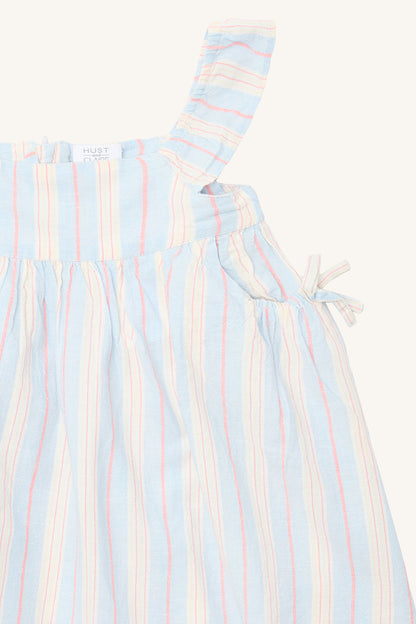  Detailaufnahme vom Brustbereich des Karoline Kleids mit Schleifen-Trägern und Raffung – nachhaltige Kindermode aus Winterthur, Zürich, Schweiz