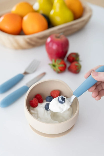 KiddiKutter Kinderbesteck Blue für Kinder beim selbstständigen Essen am Familientisch