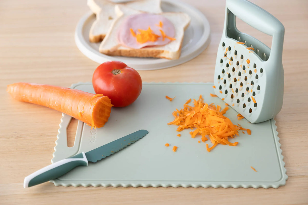 KiddiKutter Kinderraffel Kiwi für Kinder zum Mithelfen beim Kochen und Gemüse raffeln