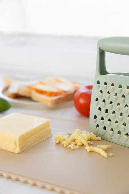 KiddiKutter Kinderraffel Kiwi zum Raffeln von Käse beim gemeinsamen Kochen