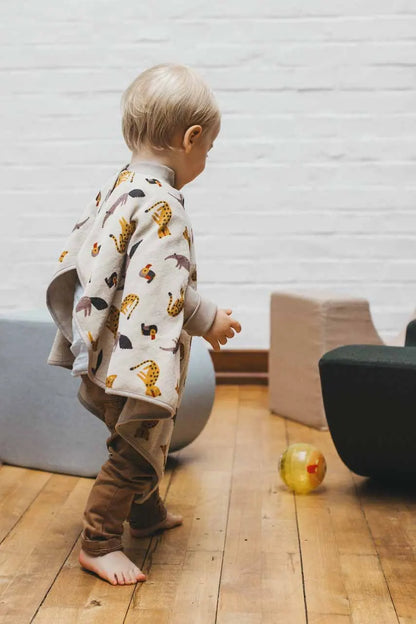 Little Casimir „Boo“ Lätzchen Wildlife mit Ärmeln – wasserdicht, OEKO-TEX Baumwolle, atmungsaktiv & waschbar. Perfekt für Babys & Kleinkinder in der Schweiz.