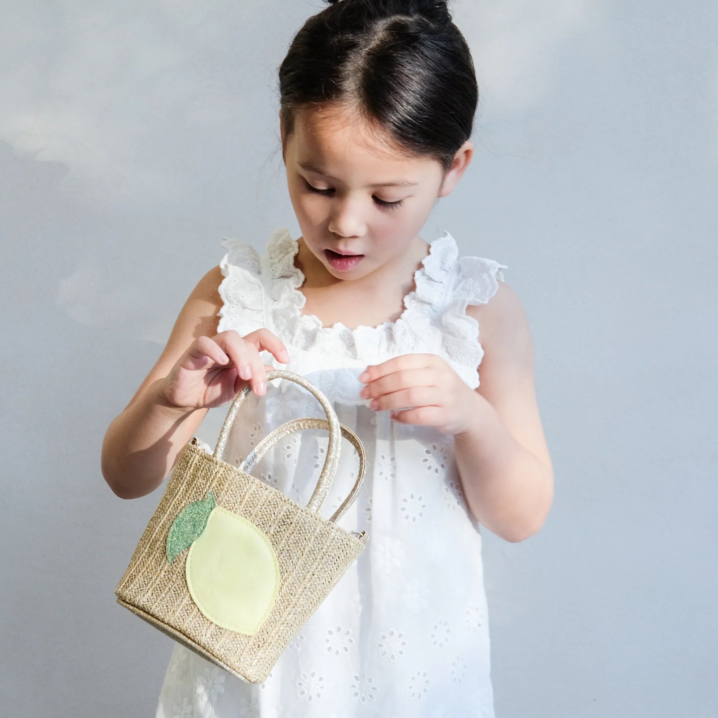 ind mit Lemon Basket Bag – eine verspielte Korbtasche für sommerliche Abenteuer, erhältlich in Winterthur, Zürich, Schweiz.