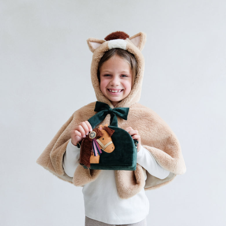 Mädchen trägt Mimi & Lula Pony Samt-Tasche für Kinder, erhältlich im Bärechind Schweiz.