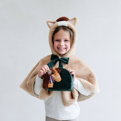 Mädchen trägt Mimi & Lula Pony Samt-Tasche für Kinder, erhältlich im Bärechind Schweiz.