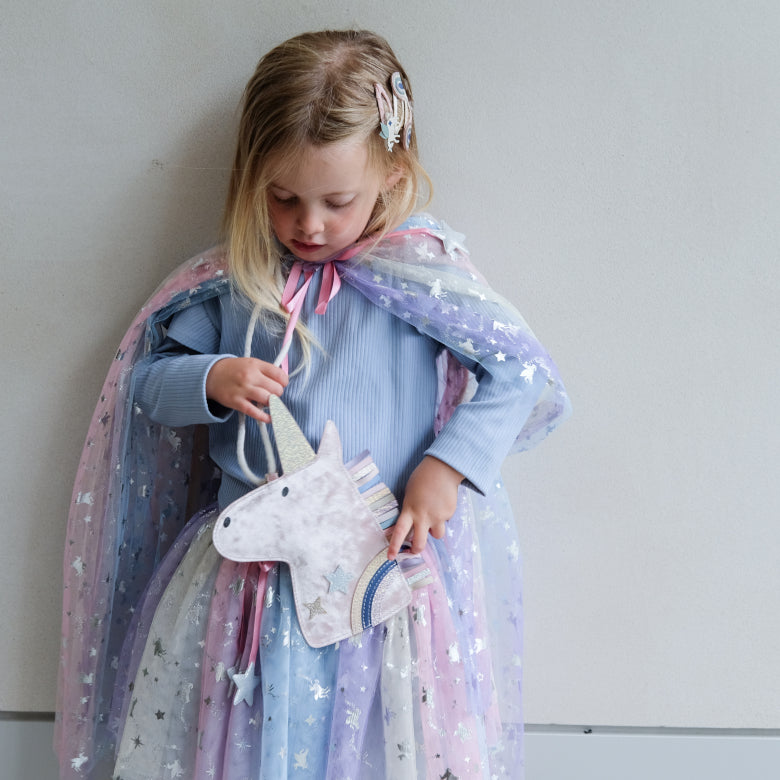 Mädchen trägt Mimi & Lula Einhorn Tasche mit Regenbogen-Details, Bärechind Schweiz.