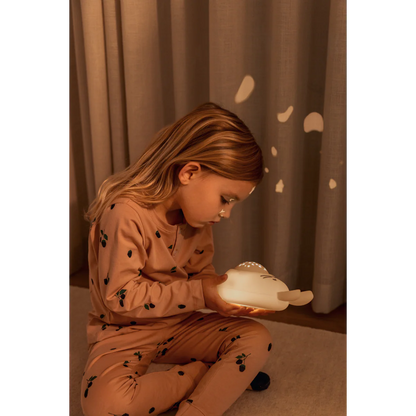 Kind mit LIEWOOD Schlafanzug aus Bio-Baumwolle – nachhaltige Kindermode bei Bärechind in Winterthur, Zürich, Schweiz.