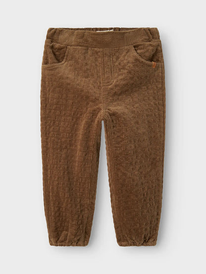 Braune Kinder-Cordhose von LIL'ATELIER aus Bio-Baumwolle, Vorderansicht – erhältlich bei Bärechind, Winterthur, Zürich Schweiz.