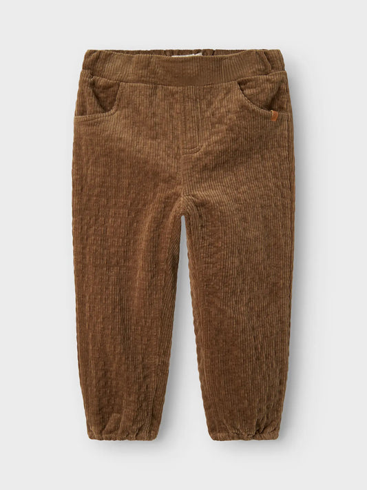 Braune Kinder-Cordhose von LIL'ATELIER aus Bio-Baumwolle, Vorderansicht – erhältlich bei Bärechind, Winterthur, Zürich Schweiz.