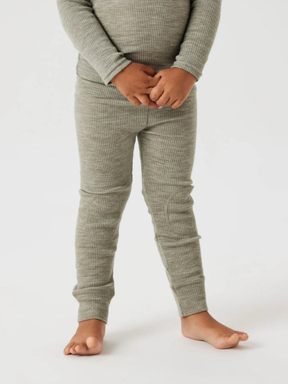 Kind trägt grün melierte Ripp-Leggings mit Kniepatches aus Wollmischung.