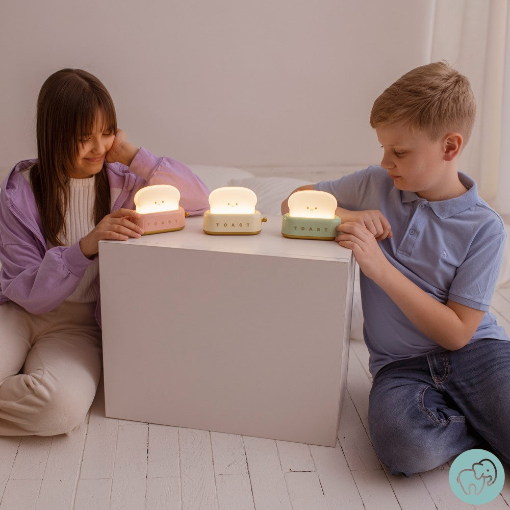 Kinder spielen mit leuchtenden Toaster Nachtlichtern im Zimmer, erhältlich im Bärechind Winterthur Zürich Schweiz.