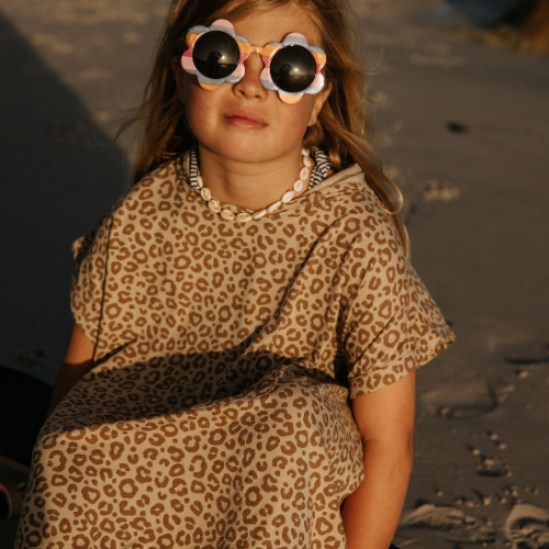 Kinder Poncho mit Leo-Print getragen am Strand