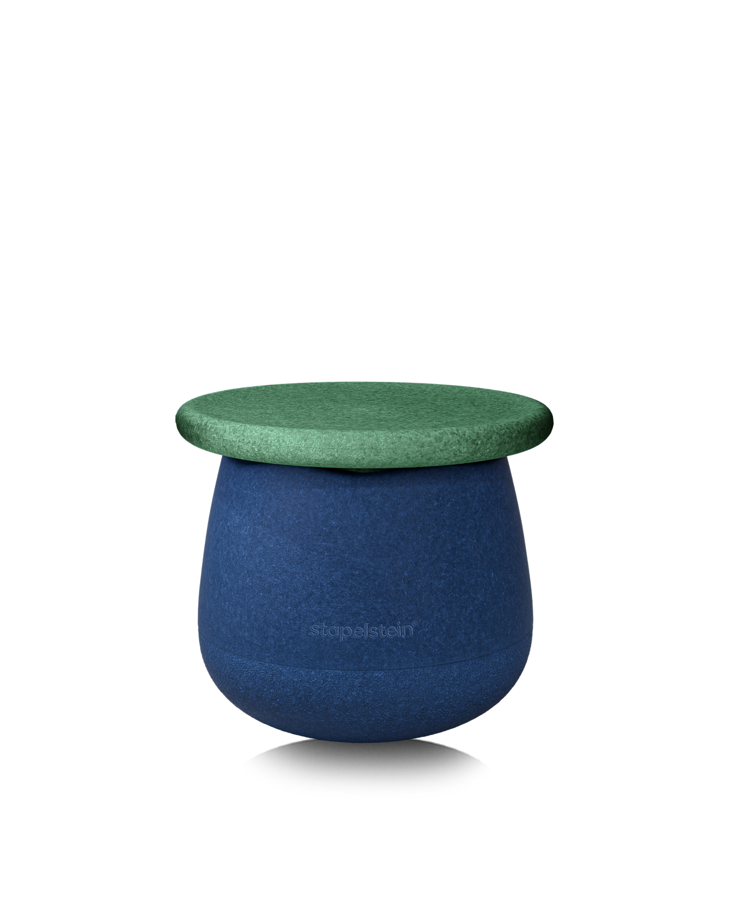 Dunkelblauer Schaumstoff-Hocker mit grünem Deckel, freigestellt auf grauem Hintergrund.