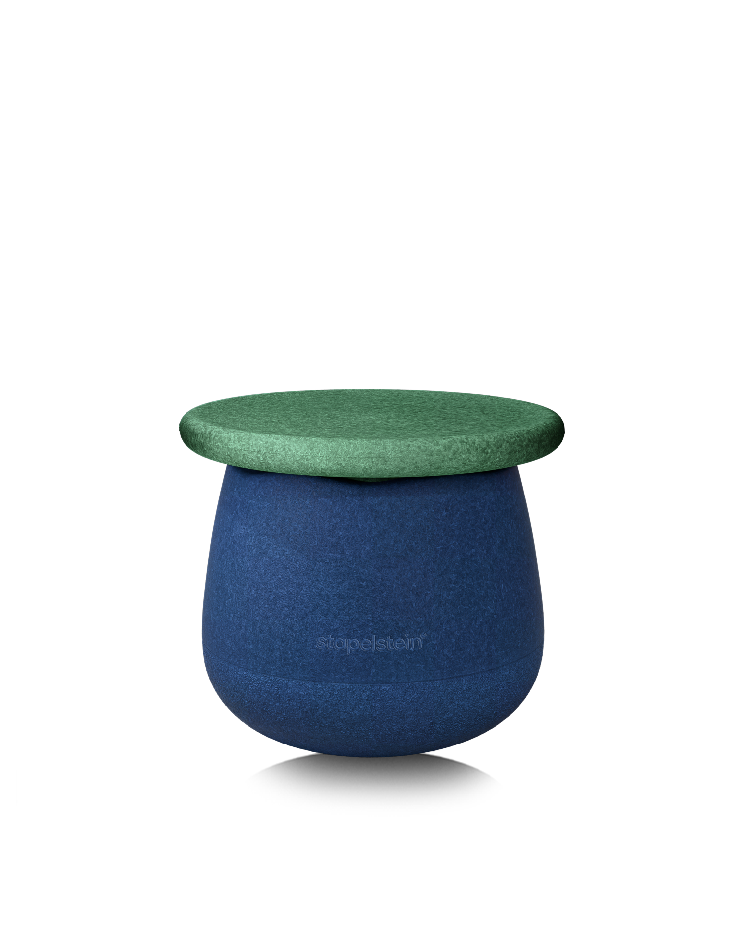 Dunkelblauer Schaumstoff-Hocker mit grünem Deckel, freigestellt auf grauem Hintergrund.