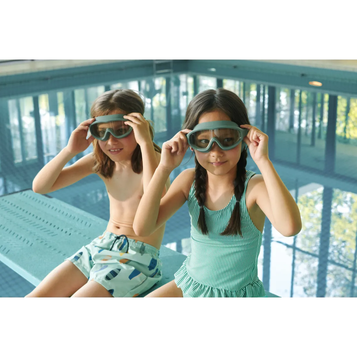 Kinder mit Schwimmbrille im Hallenbad – Kinderladen Winterthur Schweiz
