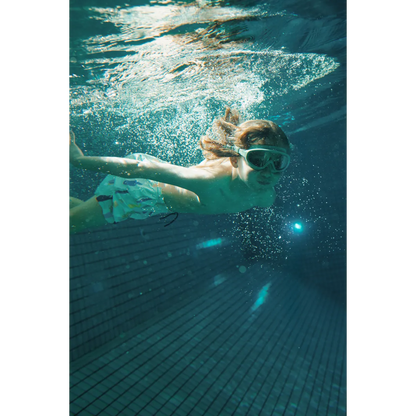 Kind mit Schwimmbrille unter Wasser – Schwimmzubehör für Kinder Schweiz