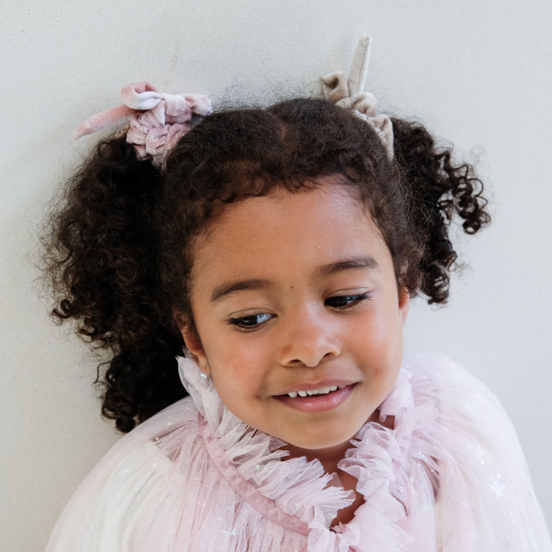 Kind trägt Sparkle Velvet Schleifen-Scrunchie von Mimi & Lula, Bärechind Winterthur, Zürich Schweiz.