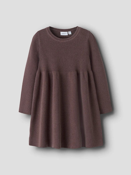 Vorderansicht vom Baumwoll Strickkleid in Aubergine von Name it, Bärechind Winterthur, Zürich Schweiz.