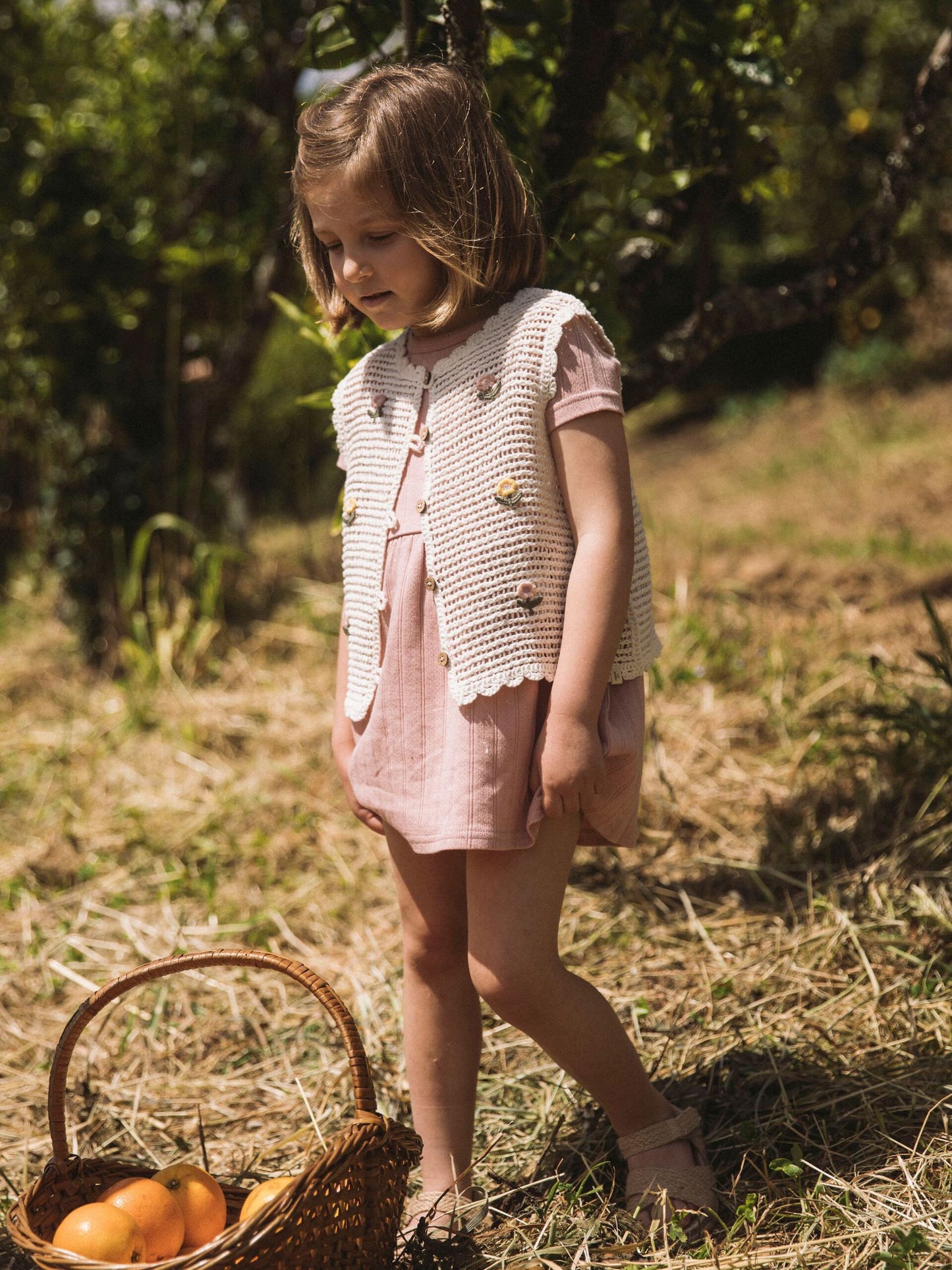 Kind trägt cremefarbene Strickweste mit Blumen von Lil Atelier bei Bärechind Winterthur Zürich Schweiz