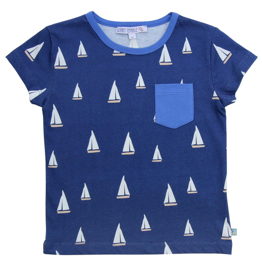 Kinder T-Shirt aus Bio-Baumwolle mit Segelboot Print von Enfant Terrible im Bärechind Winterthur Zürich Schweiz.