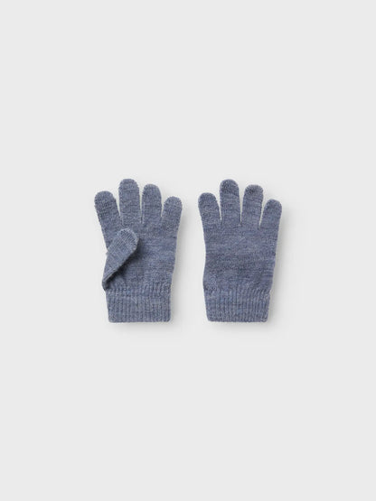 Paar blauer Kinder-Wollhandschuhe von Name it, flachliegend fotografiert.