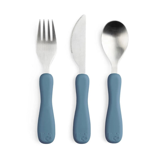 Kinderbesteck-Set in Blau mit Gabel, Messer und Löffel aus Edelstahl und ergonomischen Griffen.