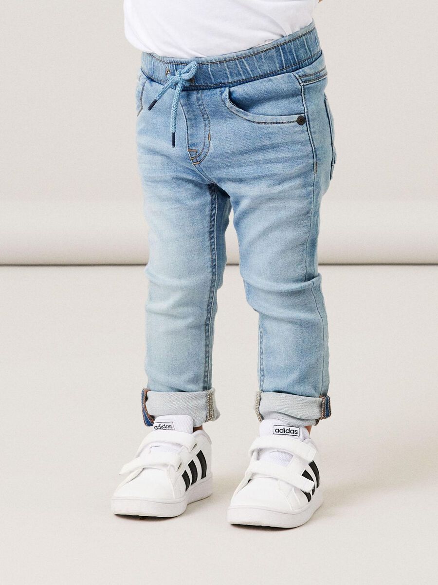 Getragene Kinder-Jeans – Seitenansicht mit Tasche und Bund