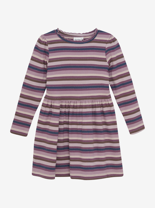 Gestreiftes Kinderkleid mit langen Ärmeln in Lila-, Rosa- und Beigetönen.