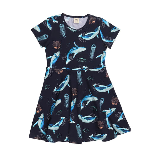 Kinderkleid aus Bio-Baumwolle mit Wal-Muster auf schwarzem Hintergrund, nachhaltig hergestellt.